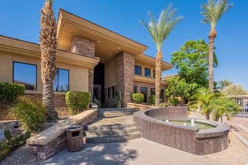 Larronata in Phoenix, Arizona